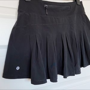 Lululemon black pleated skirt